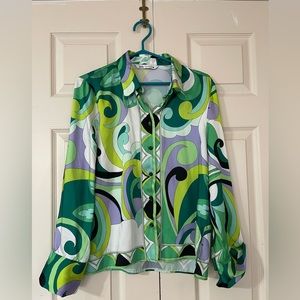 Very beautiful blouse ! It is Zara!